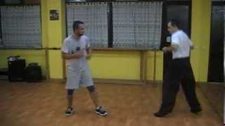 Krav Maga Defensa contra patada lateral [upl. by Enaitsirhc]