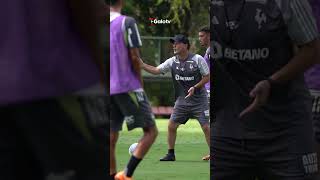 Profe MILITO só fica parado na hora de beber água em treino do GALO [upl. by Savadove867]