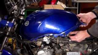 Как снять бак на мотоцикле YAMAHA YBR 125 [upl. by Brade591]