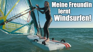 Meine FREUNDIN lernt WINDSURFEN  Die ersten Schritte  Windsurfen in Tarifa [upl. by Aliber]