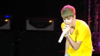 ‪Justin Bieber sorprende a Selena Gomez en uno de sus conciertos [upl. by Avid81]