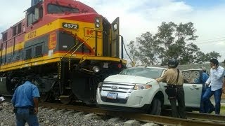 Train hits a car caught on video MUST SEE Salamanca mexico [upl. by Harbour]