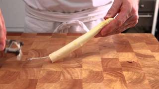 Witte en groene asperges schillen  recept Allerhande [upl. by Hillegass]