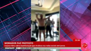 Morador protesta e toma banho na Copasa em Lavras [upl. by Nyluqcaj427]