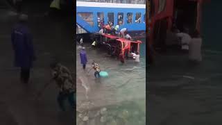 Breaking News Ukundabound bus loses its brakes after crossing Linoni Ferry [upl. by Sib908]