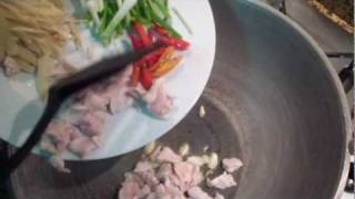 Kai Pad Khing  Ginger Chicken  Gemberkip in Thailand [upl. by Ranip]