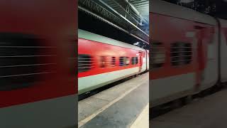 14702 ARAVALI EXPRESS PASSING AT MIRA ROAD indianrailwaysrailwaypassingspeedviewsviralvideo [upl. by Wescott553]