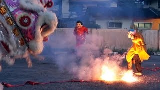 乌冷福建公会龙狮团 舞獅玩鞭炮跳高樁 2013 lion dance with firecrackers amp high poles [upl. by Cordalia]