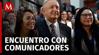 AMLO se toma fotografía con asistentes del Encuentro Continental de Periodistas Independientes [upl. by Mathur]