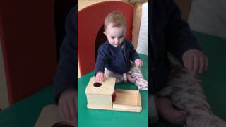 Montessori pour bébé de 8 mois  Imbucare et permanence de lobjet [upl. by Boeke392]