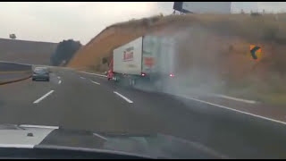 PFP auxilia a chófer trailer sin frenos en pendiente de autopista CDMXPuebla [upl. by Ailedo]