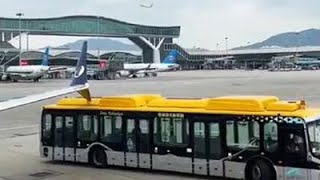 Schock am Flughafen Bus schrammt an Boeing entlang [upl. by Occir]