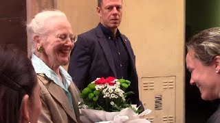 Â«Sua MaestÃ â€¦ la mia ReginaÂ» Quel bouquet di fiori che ha commosso Margrethe II di Danimarca [upl. by Naira884]