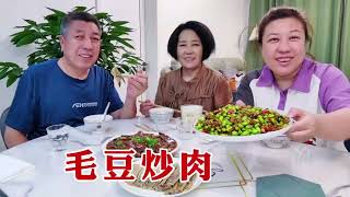 【160斤大龄女】胖妞准备俩小菜，红绿搭配真好看，不料葱花飞到眼睛里，无奈下岗 [upl. by Goldshlag]