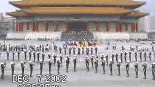 2002年三軍儀隊表演操火焰之舞wmv [upl. by Nillor144]