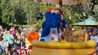 Sesame Street Plaza Sésamo Show Completo Universal Studios Orlando Florida Full USA Parade Halloween [upl. by Nyliahs]