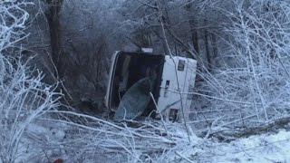 U prevrtanju autobusa na putu Foča Šćepan Polje poginule tri a povrijeđeno 12 osoba [upl. by Standush]