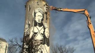 La grignoteuse procède à la destruction du château d’eau de Chanteloup à AulnaysousBois [upl. by Rory]