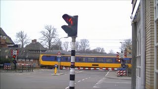 Spoorwegovergang NaardenBussum  Dutch railroad crossing [upl. by Adnilg214]