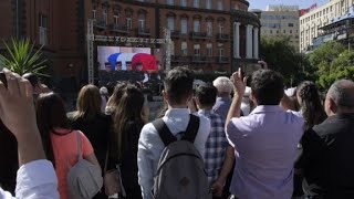 Les Arméniens regardent les funérailles dAznavour sur un écran [upl. by Kolva]