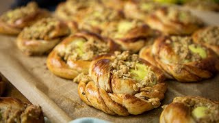 Kanelboller med vaniljekrem eplefyll og paicrumble [upl. by Ellehciram]