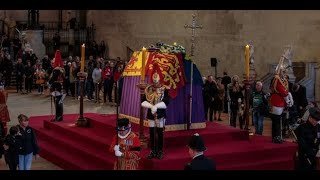 Funérailles dElizabeth II  le cercueil de la reine est descendu dans le caveau royal [upl. by Tteirrah]