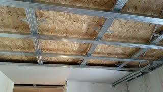 потолок из гипсокартона 16 Двухуровневый каркас по деревянным балкам Drywall ceiling [upl. by Kcirddes]