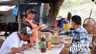 Frijoles de la olla Queso y Chile de Molcajete  La Vida Del Rancho [upl. by Macomber]