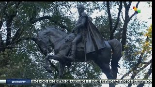 Alzan la estatua del Libertador Simón Bolívar en el Central Park [upl. by Annawad]