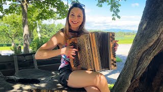 Claudia Hinker spielt den Slowenischen Bauerntanz auf ihrer Steirischen Harmonika [upl. by Blankenship]