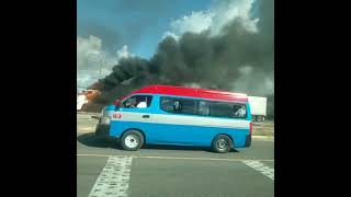 Arde Villahermosa bloqueos e incendio de tráileres TransportedeCarga [upl. by Annoyek]