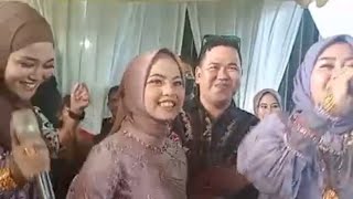 Putri Isnari bernyanyi dan berjoget bersama keluarga Azis [upl. by Rechaba]