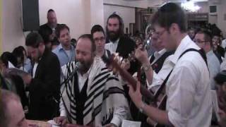 Yehuda Green Lchu Niraninah Great Niggun At the Carelbach Shul First night of Selichos [upl. by Otto]