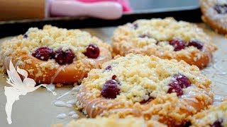 Streuseltaler mit Kirschen  Hefeteilchen mit Kirschen amp Butterstreusel  Kuchenfee [upl. by Anstice]