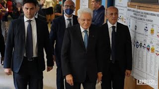 Mattarella tra i primi al seggio a Palermo a votare per le elezioni [upl. by Ymiaj674]