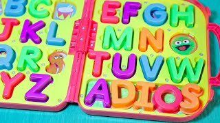 Aprendiendo el abecedario letras y palabras con Elmo y sus amigos de Plaza Sesamo en Español [upl. by Helenka]