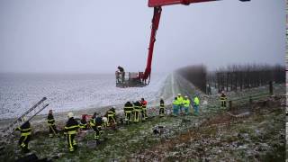 Auto belandt ondersteboven in sloot bij Lage Zwaluwe [upl. by Keily]