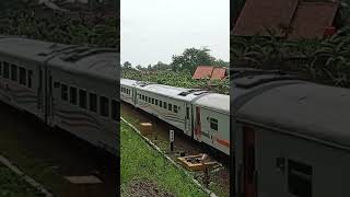 MELIHAT ATAP KERETA GAJAHWONGshorts [upl. by Nnauol]