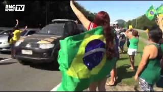 Football  Les supporters brésiliens heureux au passage du bus de leur équipe  0906 [upl. by Boorman]