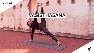 POSTURA VASISTHASANA PASO A PASO  PLANCHA LATERAL  ASANAS DE YOGA [upl. by Hartman847]