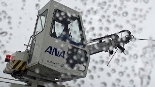 Deicing amp Antiicing Elephant β system Vestergaard Chitose Airport Vanilla Air JW904 A320 [upl. by Nizam850]