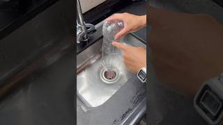 Pon una botella de agua boca abajo en el desagüe del fregadero ¡Es increible😱limpieza dicas [upl. by Grayce]