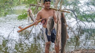 Pescamos enormes peces y fuimos atacados por unas [upl. by Ruenhs]