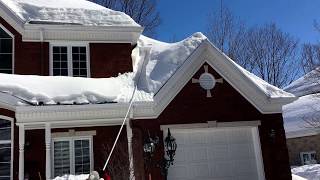 Incroyable  Une jeune fille qui déneige facilement un toit dune maison de 2 étages [upl. by Eilyw]