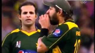 Shahid Afridi ball tampering bitng the ball [upl. by Rab]