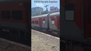 11019 Konark express crossing indianrailways [upl. by Yeoz]