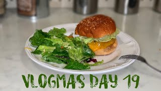 VLOGMAS DAY 19 MADE ME A BOMB A VEGGIE BURGER [upl. by Bartosch]