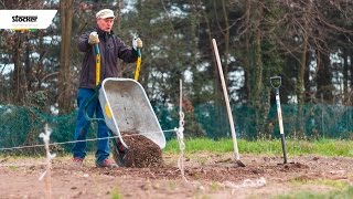 Come distribuire il compost e vangare il terreno  consigli utili  come coltivare l´orto biologico [upl. by Ettennyl]