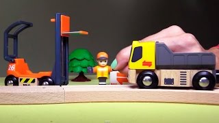 Kinderfilm  Spielzeug aus Holz  Unsere Baustelle  Brio trains and toys [upl. by Assi]