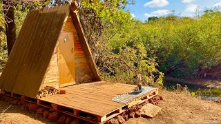 Construindo um abrigo na Floresta Construí uma cabana de Paletes para passar a noite [upl. by Valentijn]